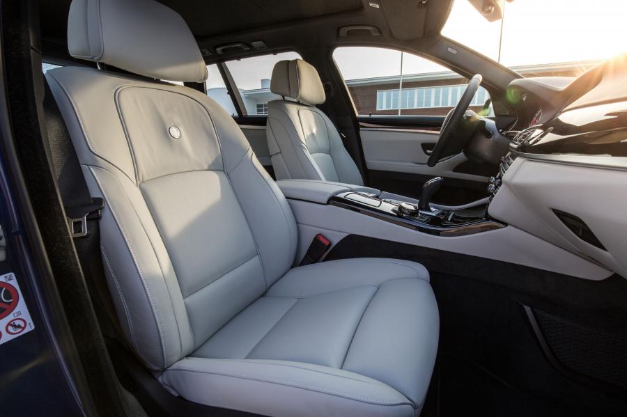 Интерьер Alpina B5 Bi-Turbo Touring Edition 50 (F11) 2015 года  (фото 8 из 13)